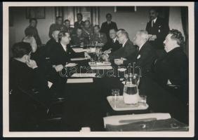 cca 1940 Teleki Pál(1879-1941) tárgyalóasztalnál más politikusok társaságában, felületén törésnyommal, 13x18 cm