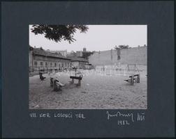 1982 Jankovszky György(1946-): Budapest VIII. Losonci tér, feliratozva, aláírt, pecséttel jelzett, kartonra kasírozva, 12,5x17,5 cm