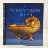 László Gyula, Rácz István: A nagyszentmiklósi kincs. Bp., 1983, Corvina. Harmadik kiadás. Kiadói egészvászon-kötés, kiadói papír védőborítóban, fekete-fehér és színes képekkel.