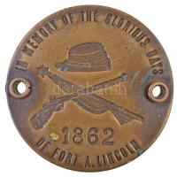 Amerikai Egyesült Államok DN In memory of glorious days - 1862 of fort A. Lincoln háborús emlék Br sapkajelvény tokban (38mm) T:2 USA ND In memory of glorious days - 1862 of fort A. Lincoln Br commemorative cap badge in case (38mm) C:XF
