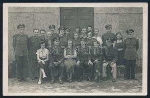 cca 1950 Katonai csoportkép, fotólap, Bp., Photo Dornbach, a hátoldalán a képen szereplők aláírásaival, 9x14 cm.