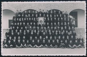 1941 Nyergesújfalui Szalézi Gimnázium évzáró tablóképe, fotólap, a hátoldalon feliratozva, 8x13 cm.