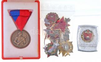 18db-os vegyes tétel a szocialista korszakból, közte 1959. "Vilfesztivál II." kitűző (2x), 1960. "KISZ Önkéntes Ifjúsági Tábor" jelvény, "Szocialista Brigád" jelvények, "A haza, a nép hűséges szolgálatáért" Br kitüntetés mellszalagon T:2,2- tűhiány, sérülések