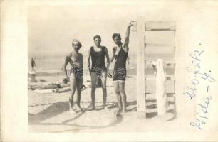 ~1930 Siófok, fürdőző férfiak korabeli fürdőruhákban, photo