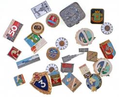 49db-os vegyes, főként jelvény és kitűző tétel, közte "Magas-Tátra", "Almati" vá...