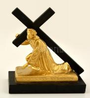 Jézus elesik a kereszttel, fém szobor, fa talapzaton, jelzés nélkül, m: 16,5 cm