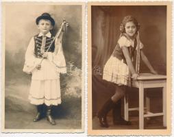 5 db RÉGI népviseletes fotó képeslap / 5 pre-1945 photo postcards, traditional costumes, folklore