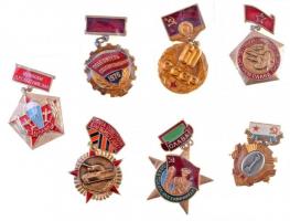 Szovjetunió 7db-os vegyes jelvény és kitüntetés tétel, főleg militária témában T:1-,2 Soviet Union 7pcs of various badges and decorations, mostly military C:AU,XF