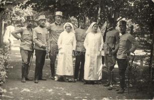 1914 Losonc, Lucenec; hadnagyok és önkéntes ápolónők a parkban / Hungarian military officers with nurses in the park, photo