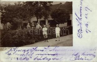 1903 Törökkanizsa, Novi Knezevac; család ház előtt / family in front of their house, photo (EK)