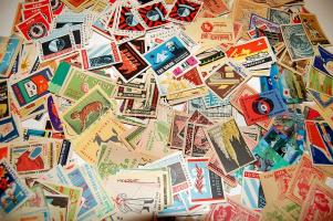 kb 500 gyufacimke kis dobozban közte kevés 3-dimenziós bélyeg is