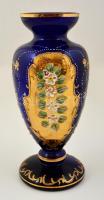 Virágmintás dekoratív kék színű váza, kézzel festett, jelzés nélkül, kis kopásnyomokkal, m: 29,5 cm