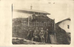 1917 Gorizia, Görz, Görzi-grófság; a 95. számú vasúti őrház (75. gyalogezred segélyhelye) előtt épített fedezék / K.u.K. military, dugout built in front of the railway guard house, group photo