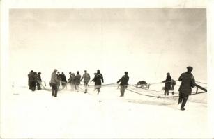 Balaton, Téli halászat a befagyott tavon, Foto Serényi. Zala vármegye Törvényhatósági Iskolánkívüli Népművelési Bizottság tulajdona. hátoldalon térkép