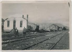 1916 Komarnik, tüzérség által megrongált vasútállomás, hátoldalán ragasztott / Komarnik, damaged railway station