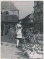 cca 1940 Korschelt Miklós (1900-1982) Győr, Piac tér, hölgy népviseletben, pecséttel jelzett fotó, 24x18 cm