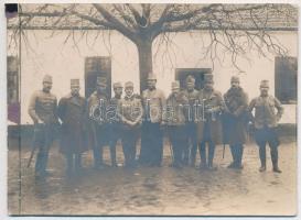 cca 1914-1918 Osztrák-magyar tisztek csoportképe, fotólap, hátulján aláírásokkal, 8×11 cm