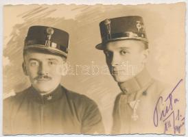 cca1914-1918 Sapkajelvényes katonák portréja, fotólap, 9×12,5 cm