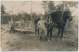 cca 1914-1918 Német katonák fát szállítanak, fotólap, 9×14 cm