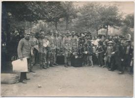 1914 A mozgósítás Budapesten. A tábori konyhákban megmaradt ételt kiosztják a szegények között. Osztrák-magyar katonák, hátoldalán feliratozott fotó, 11,5x16 cm