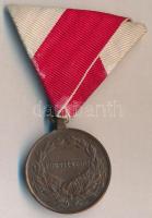 1917. "Károly Bronz Vitézségi Érem" Br kitüntetés nem eredeti mellszalagon. Szign.: Kautsc...