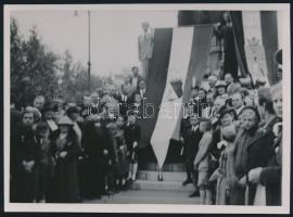 1940 A nagyszalontai országzászló avató ünnepsége Budapesten. Feliratozott fotó 18x12cm