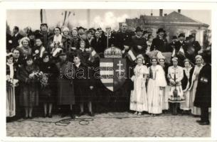 1938 Léva, Levice; Kossuth Lajos tér, bevonulás, a Honvédség fogadtatása, a pódiumon Teleki Pál vallás- és közoktatásügy miniszter / square, entry of the Hungarian troops, welcoming the soldiers; Pál Teleki member of the Hungarian Government