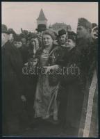 1940 A nagyszalontai országzászló avató ünnepsége Nagyszalontán. Feliratozott Magyar Fotóriporter Iroda fotó 24x18 cm