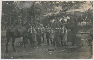 cca 1914-1918 Osztrák kovács a keleti fronton, fotó, hátulján feliratozva, 9×14 cm