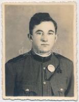 1942 Ügyességi jelvénnyel kitüntetett katona portréja, hátulján feliratozva, 8×6 cm