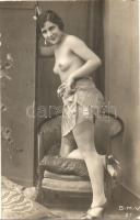 Erotic art postcard, nude lady, B. M. V. 27. (EK)