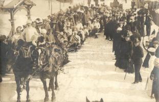 1911 Schatzalp-Davos, Lovaskocsi húzza fel a szánkóverseny résztvevőit az induló helyre / horse carriages pulling up the participants of the sled race to the start point, photo (apró szakadás / tiny tear)
