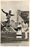 1936 Berlin, Olympische Spiele / Olympic games, Jesse Owens (USA) gains the gold medal in the long run