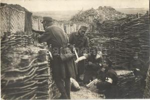 75. gyalogezred oroszországi állása, elsősegély kötés katonán / WWI K.u.K. military, infantry regiment Nr. 75. in Russia, first aid in the trench, photo