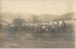 Trén (málhás szekerek menetoszlopa és legénysége) az orosz fronton / WWI K.u.K. military camp in Russia, packed carriages, photo (fl)