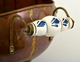 2 db antik réz oroszlánfejes kiöntő egyiken horpadás és fogó hiánnyal, festett mázas kerámia fogókka...