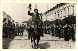 1940 Máramarossziget, Sighetu Marmatiei; Utcarészlet, bevonulás, lovaskatona virágcsokorral / street, entry of the Hungarian troops, cavalryman with flowers, Máramarossziget visszatért So. Stpl., photo (EK)