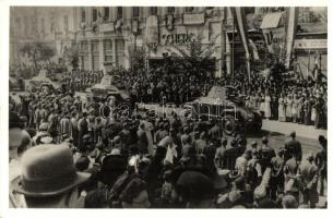 1940 Kolozsvár, Cluj; bevonulás, tankok, nemzetszocialista zászlók és feliratok, horogkereszt / entry of the Hungarian troops, tanks, NS flags and texts, 'Heil Hitler', 'Eviva Mussolini', swastika (EK)