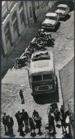 cca 1950 Pesti utcakép. Jelzés nélküli vintage fotó, ksi gyűrődéssel 12x29 cm
