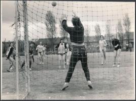 cca 1960 Foci és női foci meccs és nézőik. 5 db fénykép különféle méretben. A nagyobbak 18x24 cm-esek
