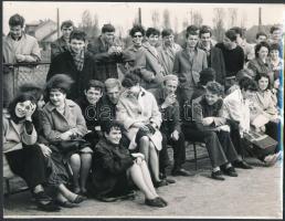 cca 1960 Foci és női foci meccs és nézőik. 5 db fénykép különféle méretben. A nagyobbak 18x24 cm-ese...