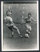 cca 1960 Foci és női foci meccs és nézőik. 5 db fénykép különféle méretben. A nagyobbak 18x24 cm-ese...