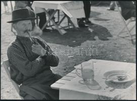 cca 1950 Körmendy Imre: Pipa ebéd után. Jelzés nélküli vintage fotó a szerző hagyatékából. 27x40 cm