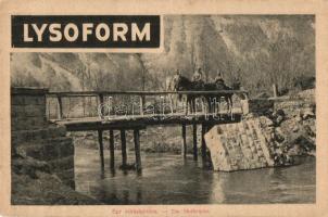 Egy szükséghídon; Lysoform reklám a hátoldalon; Képes Újság felvétele / WWI Hungarian military, pontoon bridge, advertisement on the backside