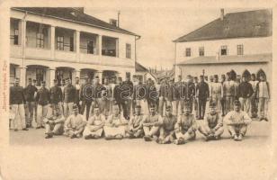 Eger, katonák csoportképe a kiképző laktanyában