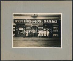 cca 1930 Budapest (?) Triesti Kávébehozatali Társaság üzlete, kroabeli fotó kartonra ragasztva, képméret: 12x17 cm