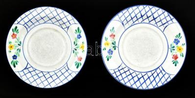 2 db Herendimajolika tányér, kézzel festett, jelzett, kopásokkal, d: 18,5 cm