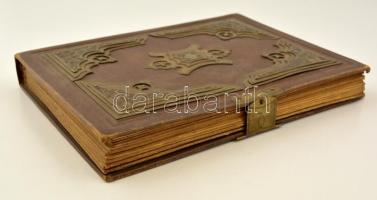 XIX. századi dekoratív bőr fényképalbum 88 db vizitkártya számára. Réz kapcsokkal. Intakt, korához k...