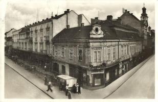 Ungvár, Uzhorod; utcakép piaccal, kávé és teaház / street view with market, cafe, tea house "1938 Ungvár visszatért" So. Stpl