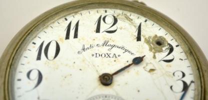 Nagyméretű Doxa zsebóra lánccal. d: 7 cm. Nem működik